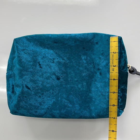 NEW • Velvet Pouch + Beauty samples - Picture 10 of 11